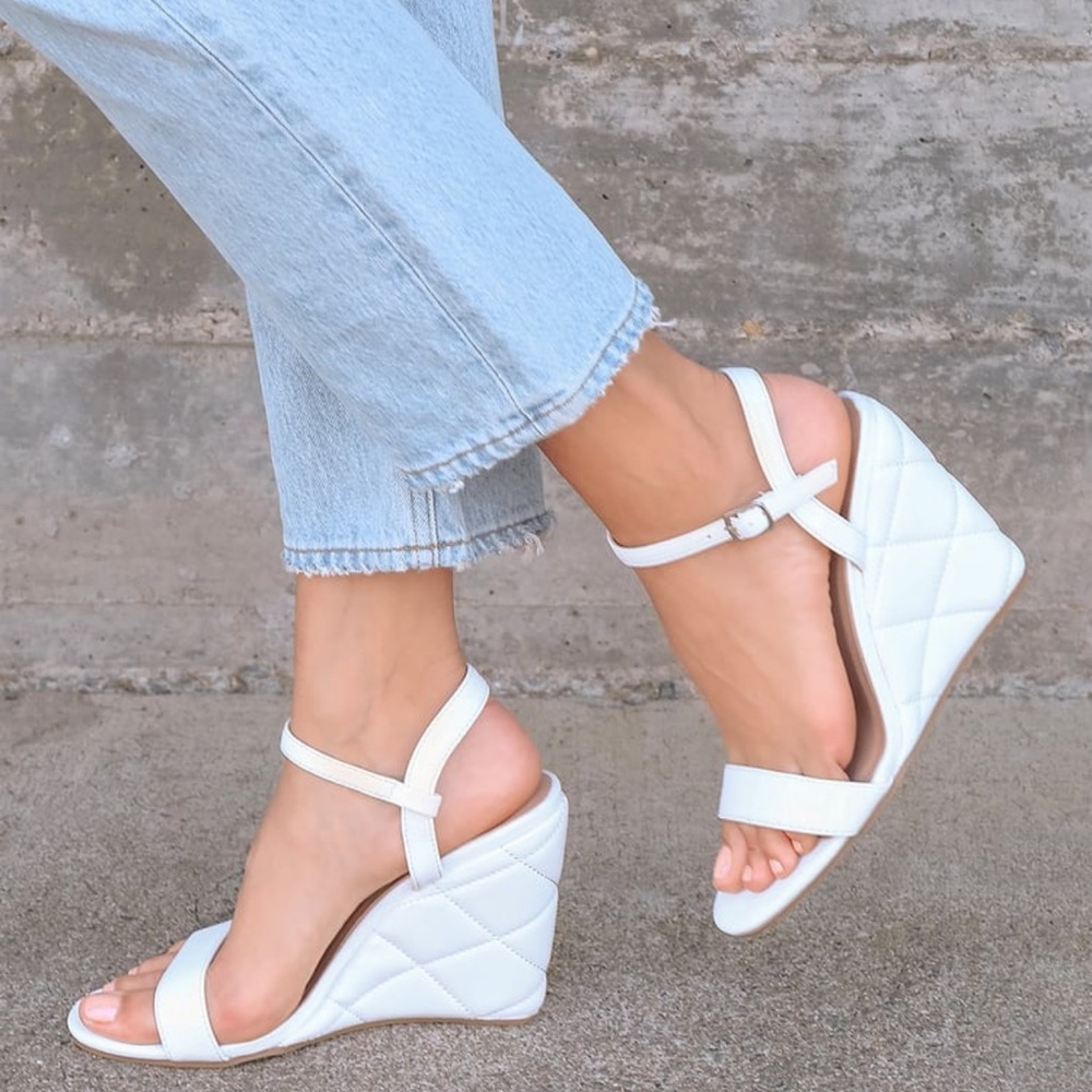 NWT Lulu’s white sandal